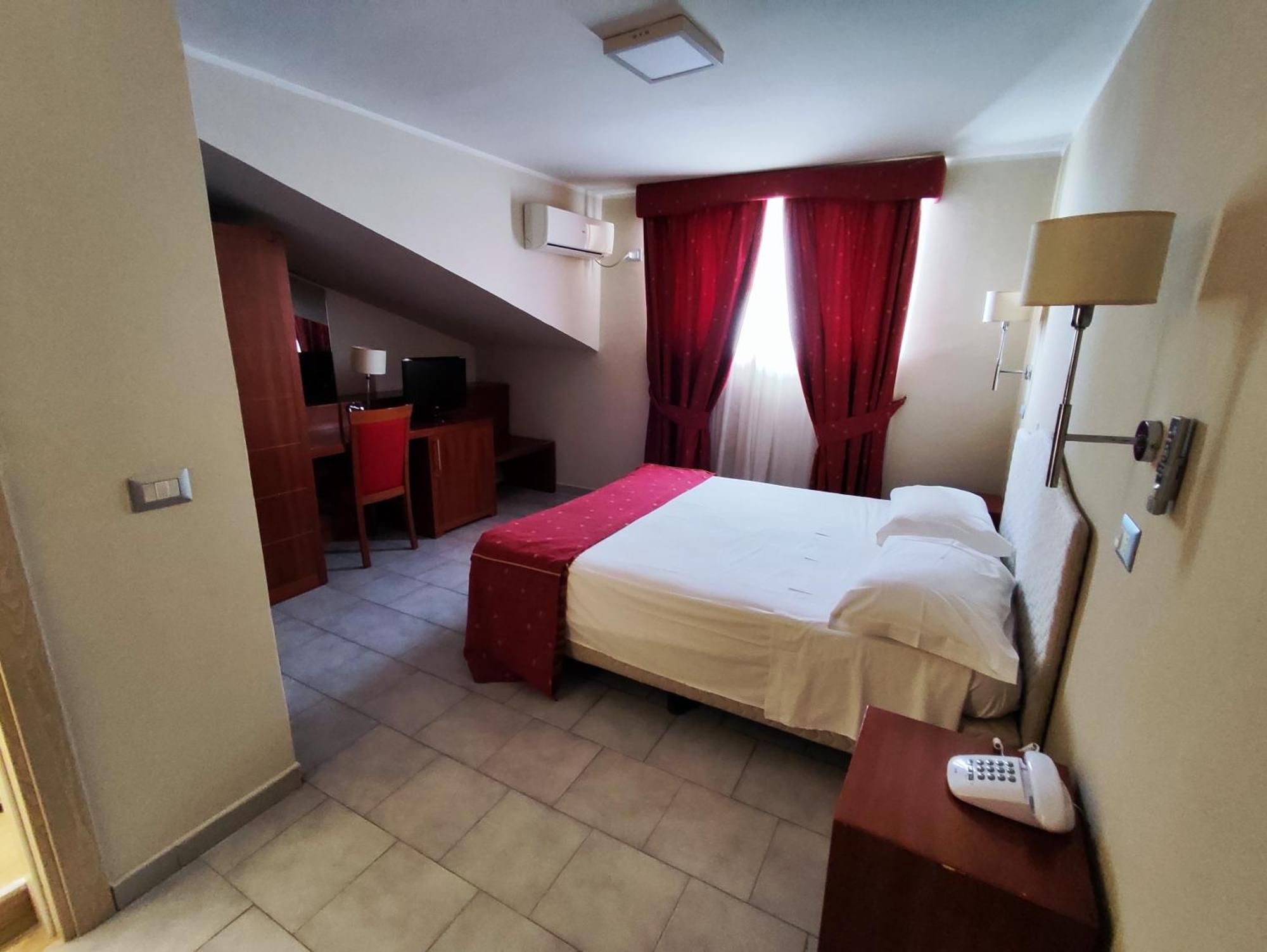 Pisani Hotel San Nicola La Strada Exterior photo